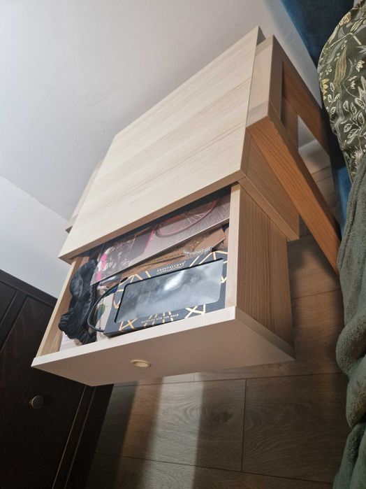 2 noptiere culoare alb si lemn deschis