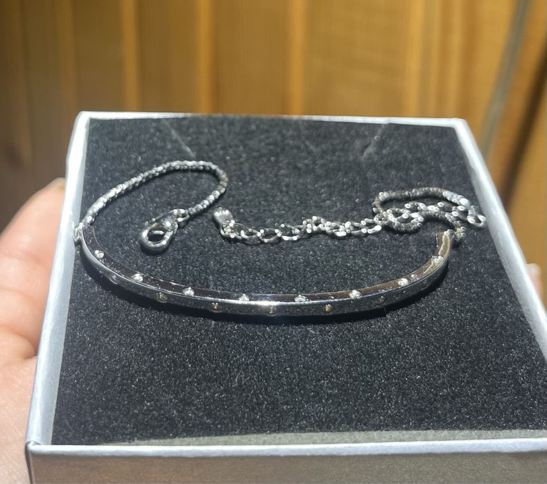 Сребърна гривна с камъчета