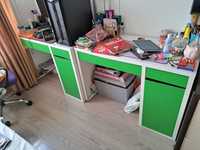 Бюро бяло и зелено и стол