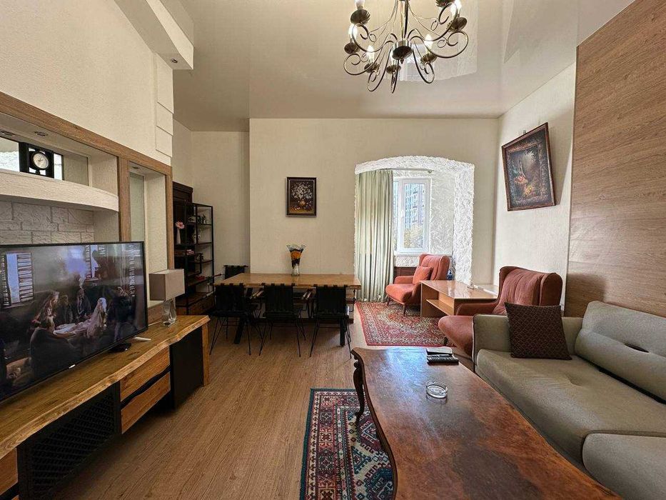 Продам квартиру в центре . Высокопотолочка