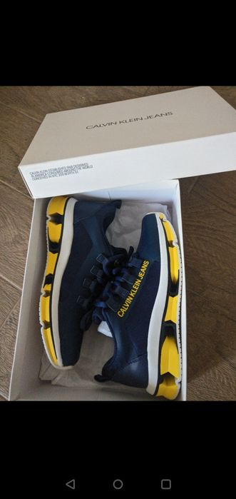 Vând adidași Calvin klein