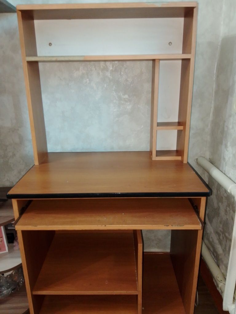 Продам компьютерный стол