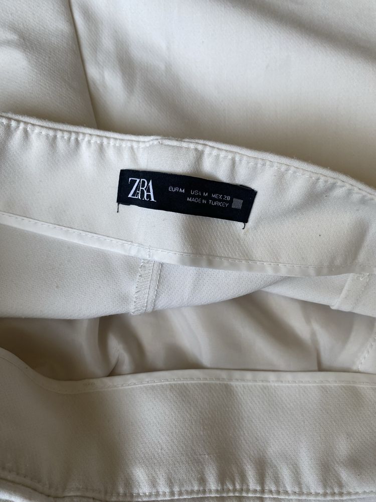 Къси бели панталонки Zara и Черен панталон Pieces
