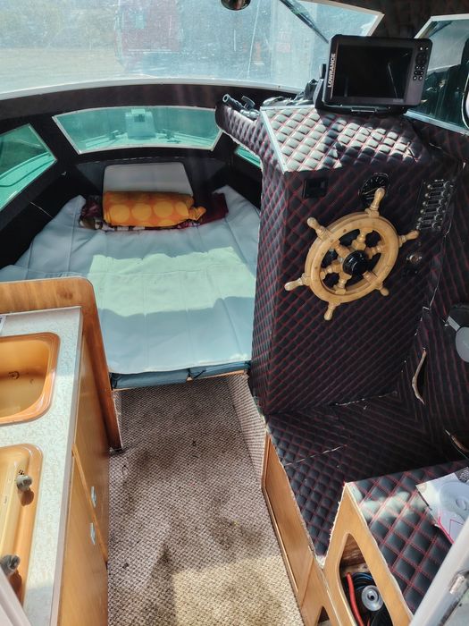 Barca cabinata, Pastenague, model Guppy 560,înmatriculată pe RO