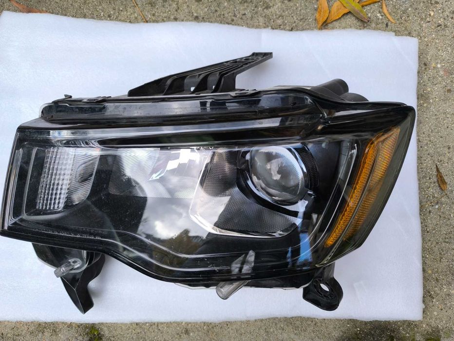 Продавам фарове за Jeep Grand Cherokee WK2