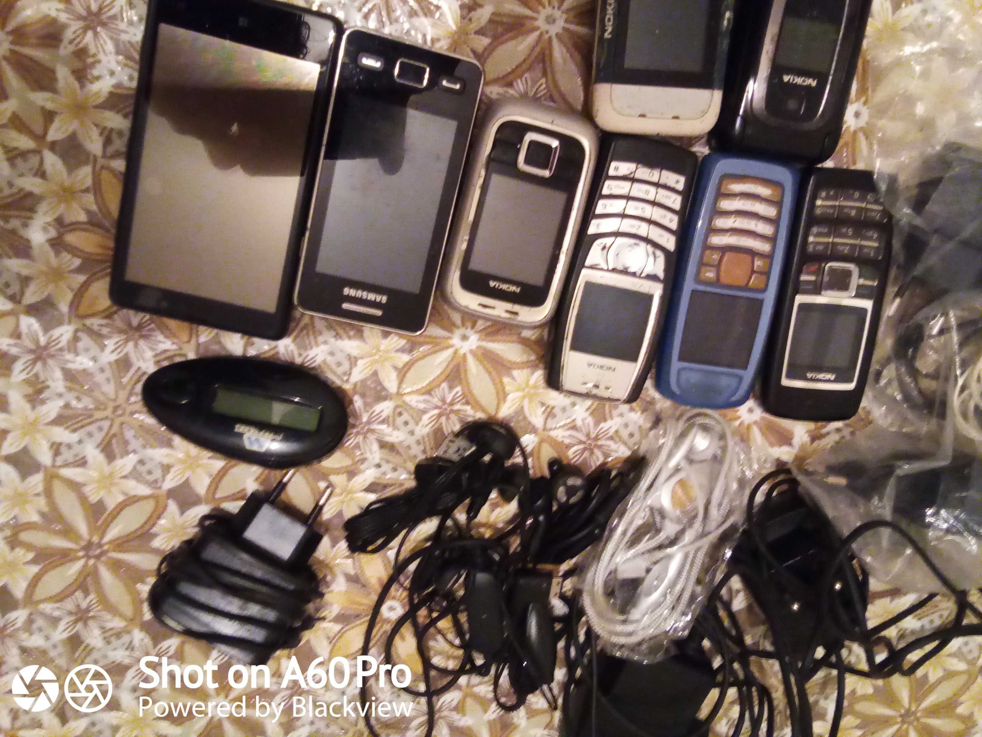 Аксесоари, части за стари телефони. 10 лв.Всякакви  зарядни и слушалки