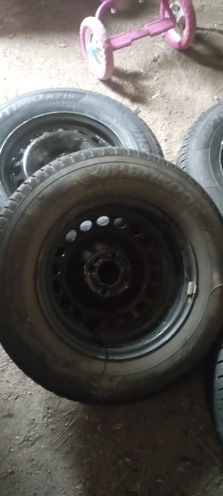 Срочно срочно!!!Продам комплект стояли на Шевроле кобальт 185/75R14