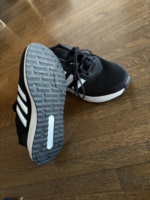 Adidași sport purtați o singură dată. Mãrime 40.5!