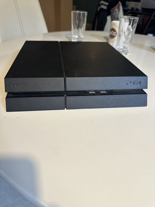 Продавам PS4 Fat 1TB (с хард диск от PS4 Slim)