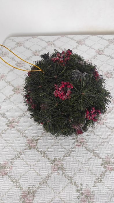 Коледна елха и голяма коледна топка