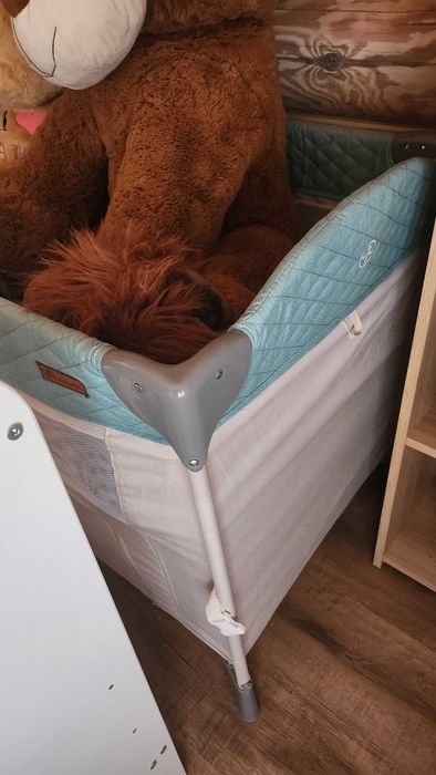 Бебешки кошари едната е сгъваема, другата е дървена