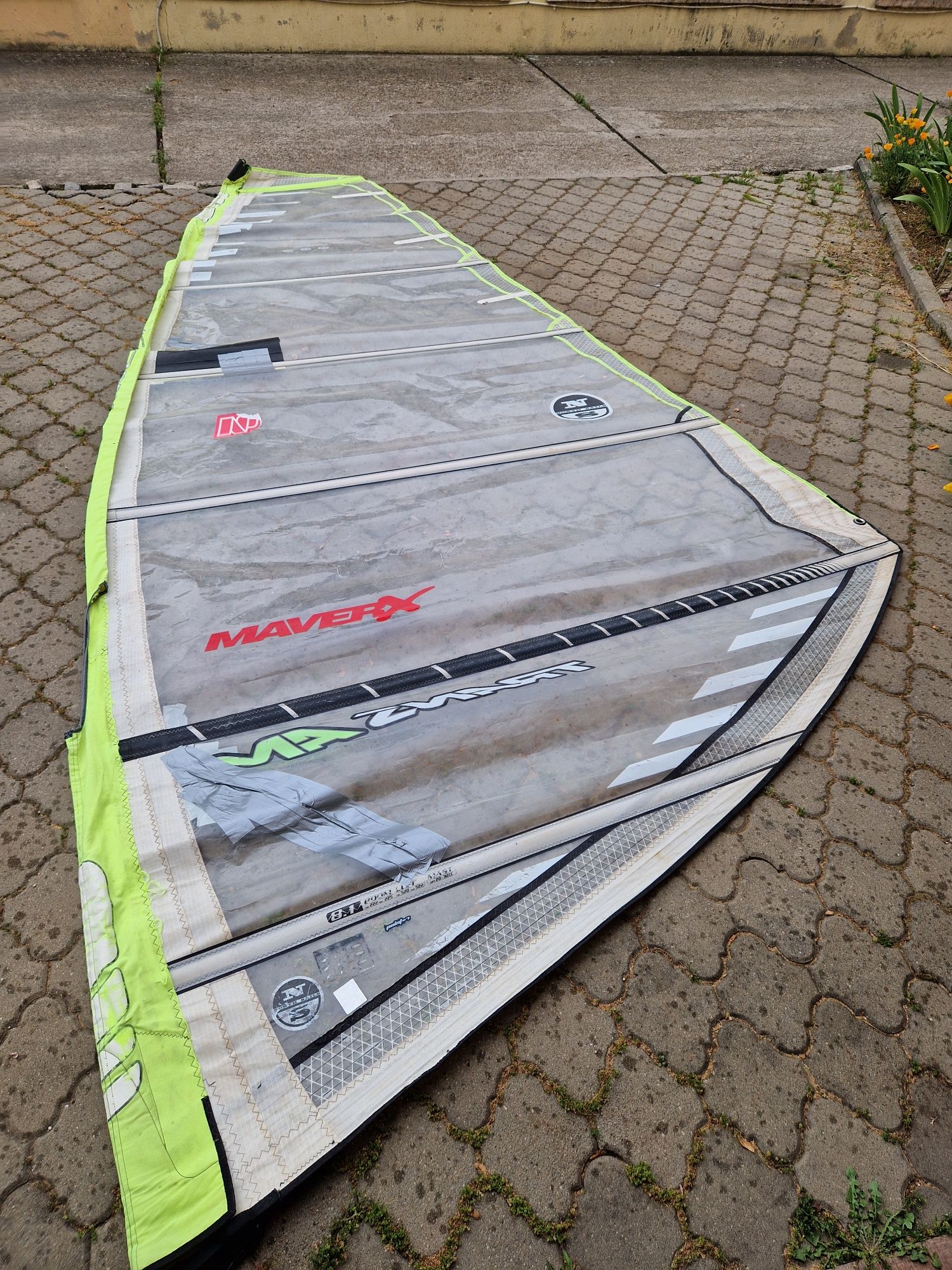 Set rig windsurf complet: 3 vele, catarg 100%carbon, boom NS