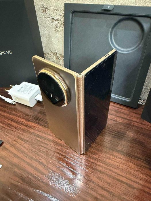 Продавам изгодно Honor Magic V5 - чисто нов сгъваем телефон
