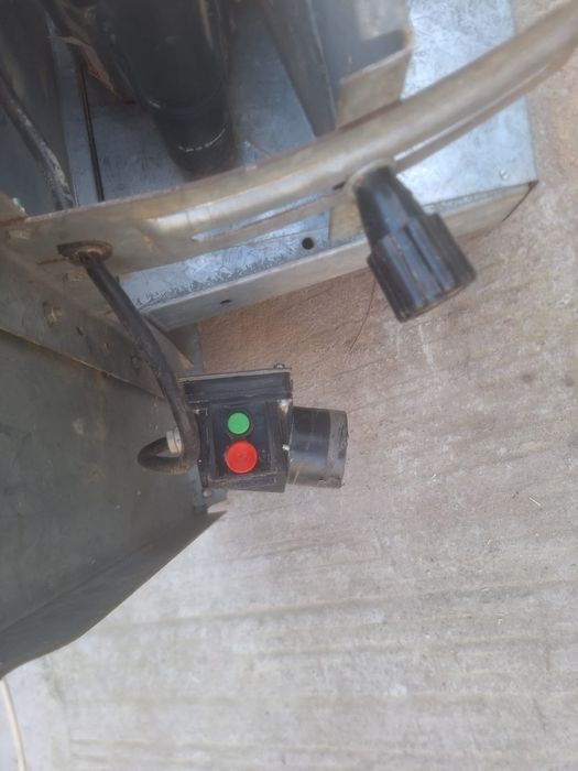 Vând masă cu motor pentru lemn