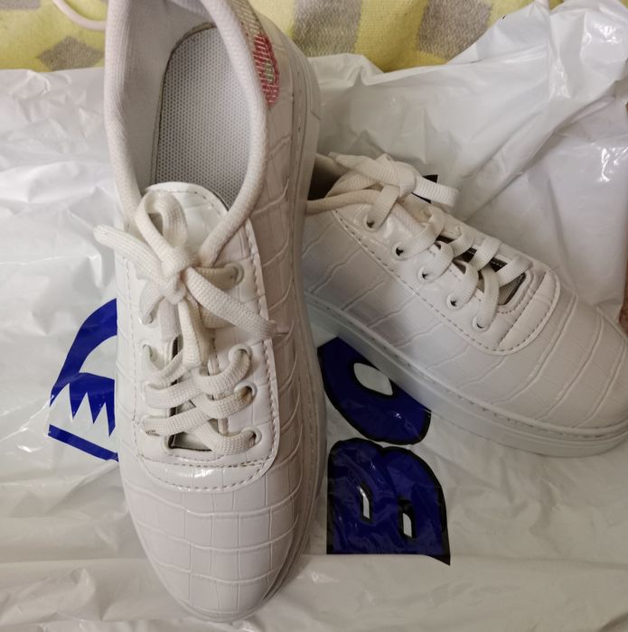 Кроссовки белого цвета