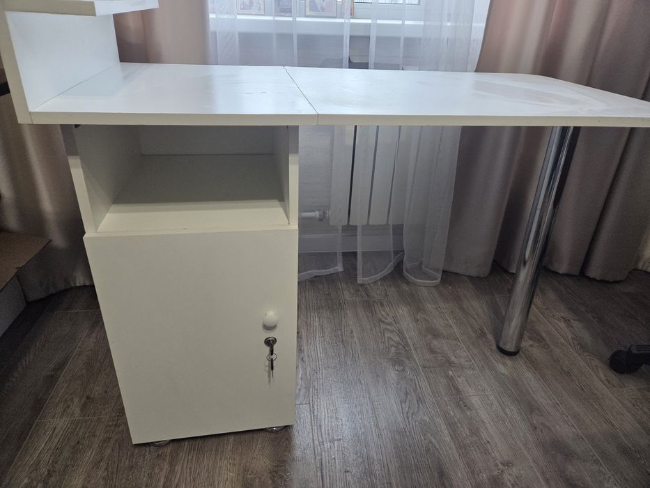 Продам Маникюрный стол