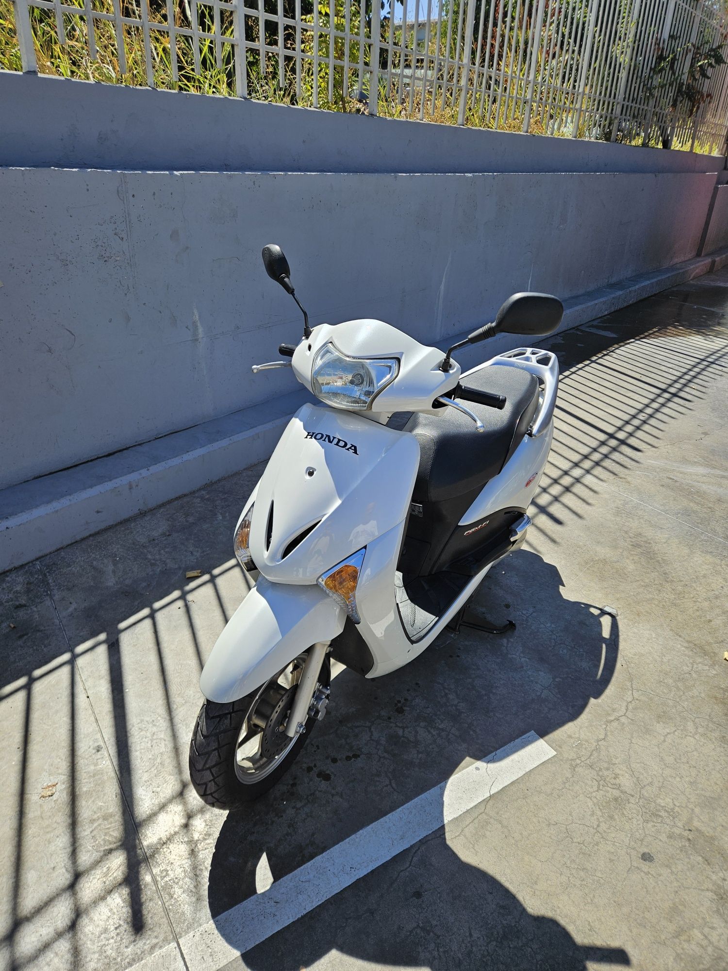 Honda Lead 110cc мотоциклет скутер