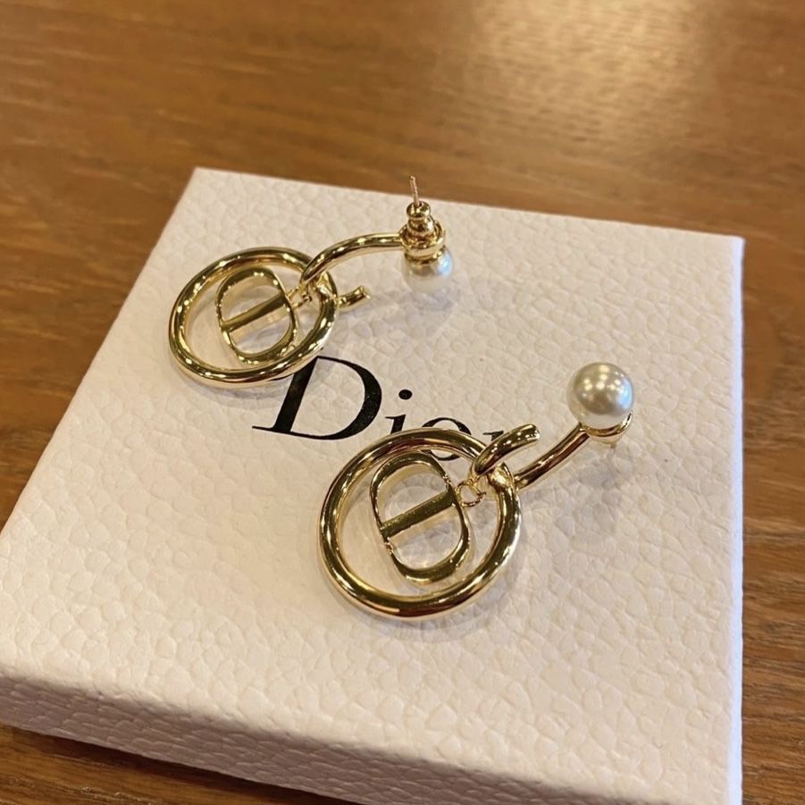 Dior марката обеци
