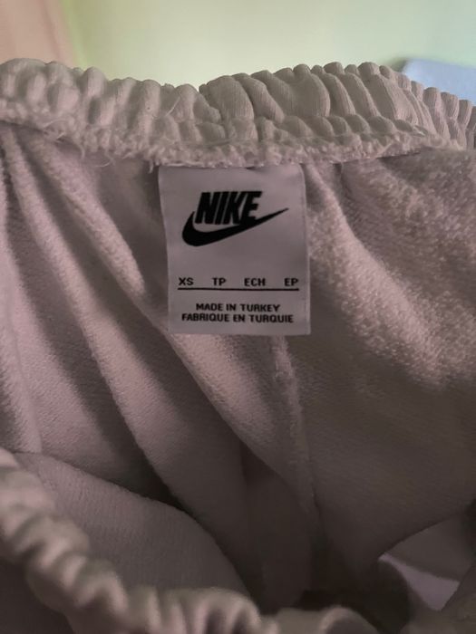 Бели NIKE панталони