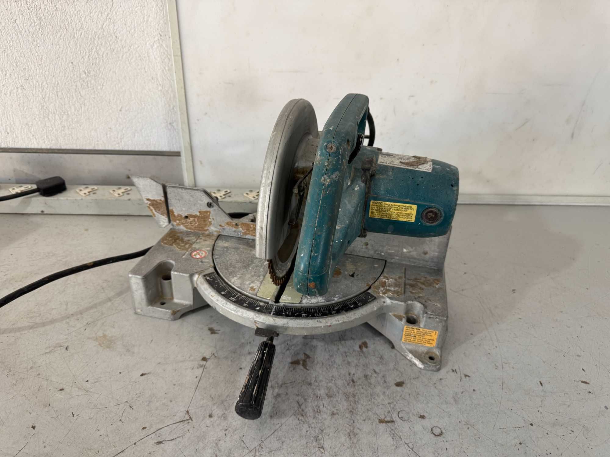 Циркуляр пендула - Makita 110 V / 1650 W / 255 mm