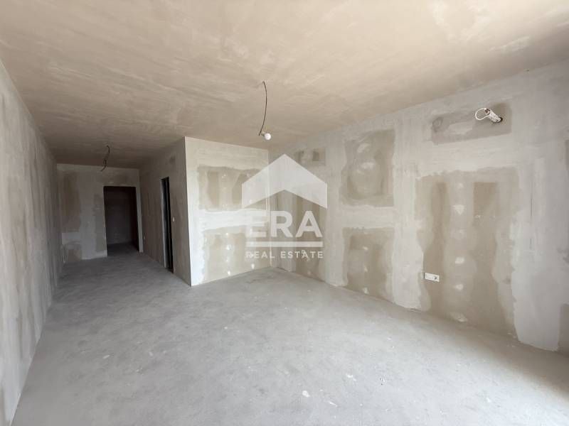 Тристаен апартамент за продажба, с големи стаи, в нов затворен тип ком