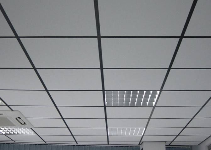 Грильято ва Армстронг потолок