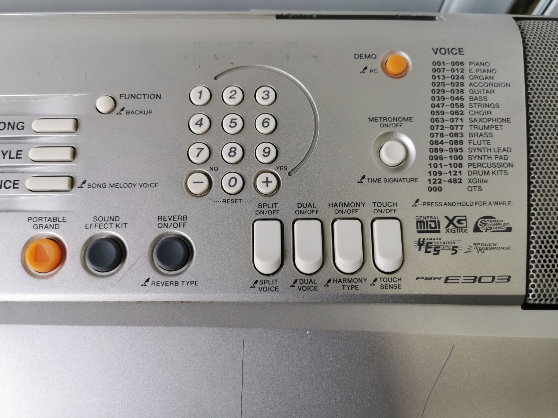 Електронен клавир синтезатор  YAMAHA PORTATONE PSR-E303