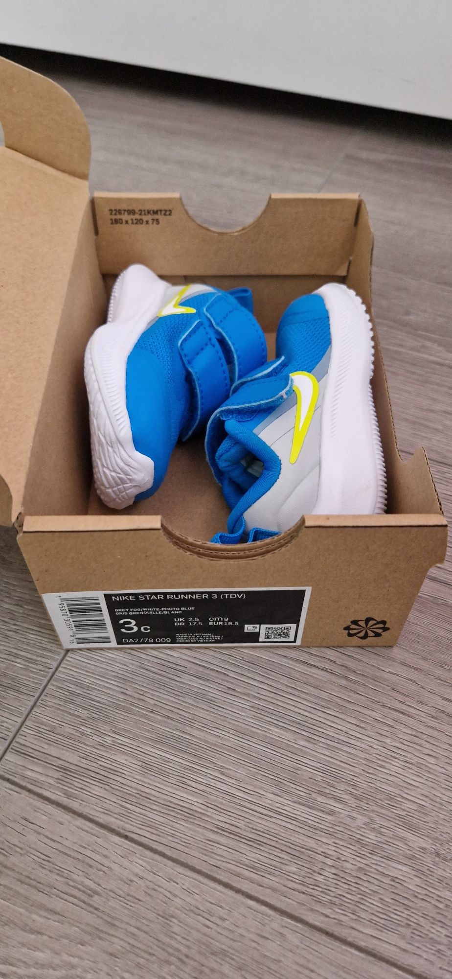 Adidasi Nike 18.5