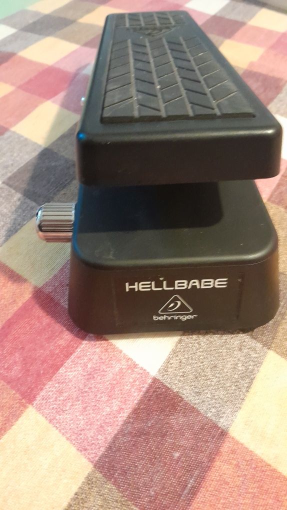 Wah wah педал Behringer hellbaby ефект за китара или бас