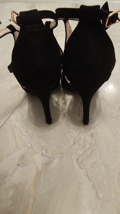 Vând rochii si sandale