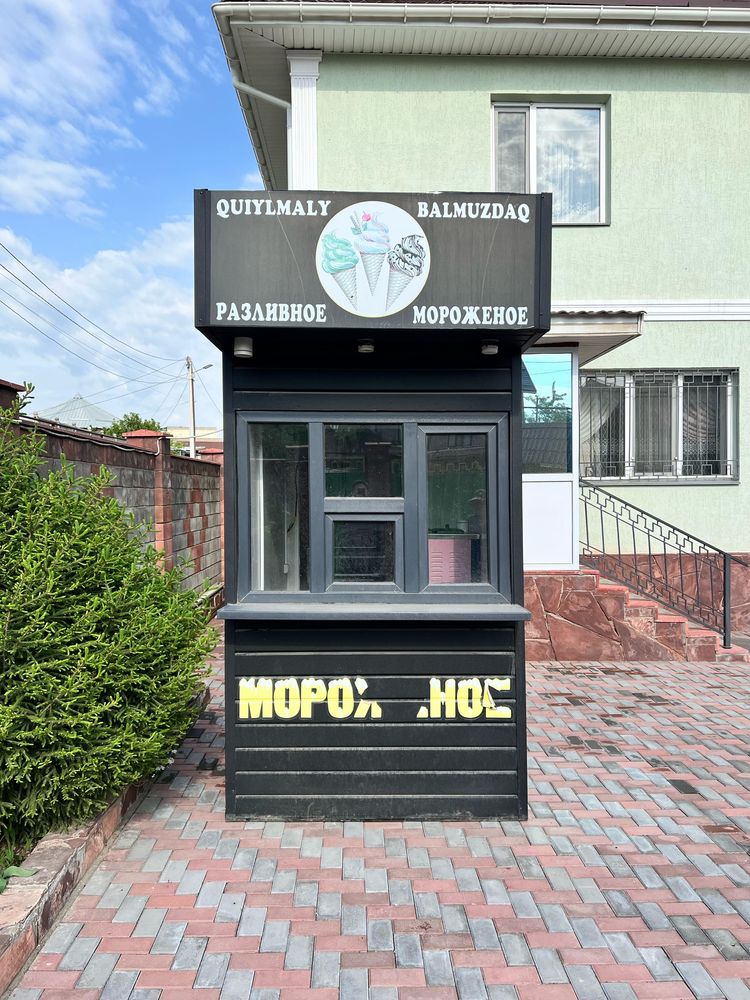 Киоск с аппаратом для мороженого