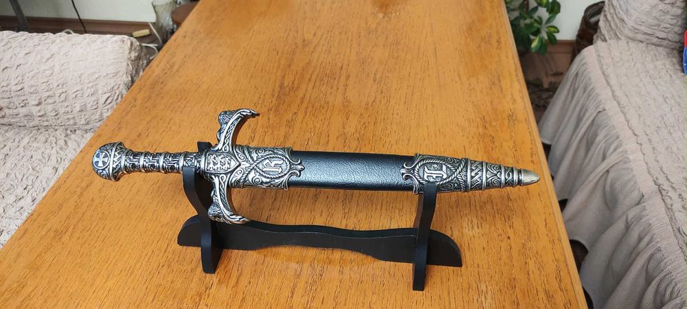 Декоративна метална сабя/ реплика/ с орнаменти и дървена стойка