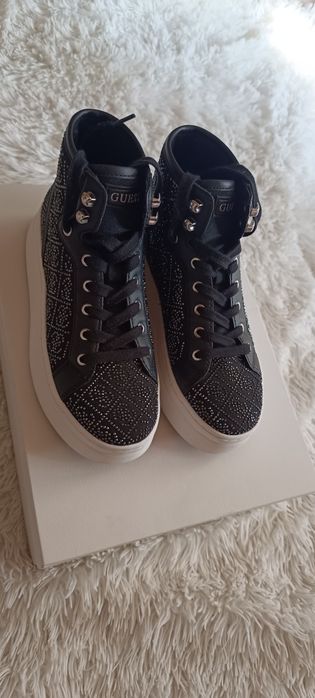 Нови обувки Guess