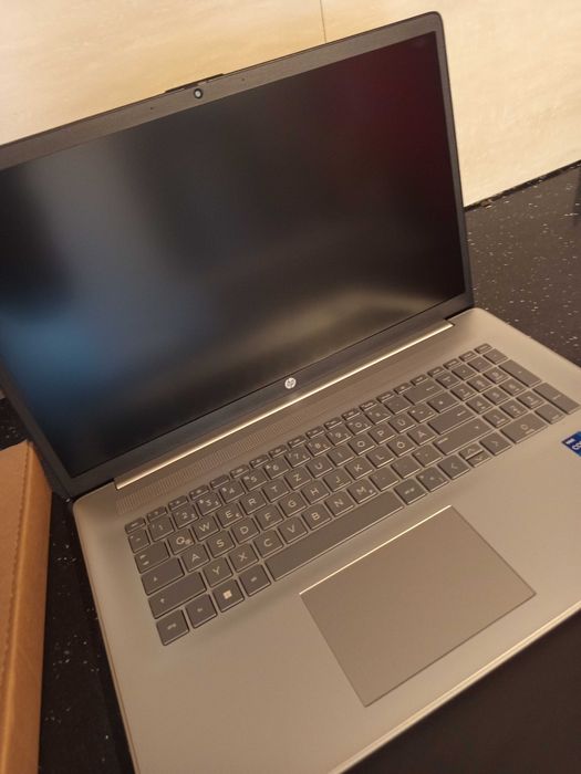 Model: HP Laptop 27-cn3277ng
Procesor: i5 
Afișaj: diagonală de 17, x