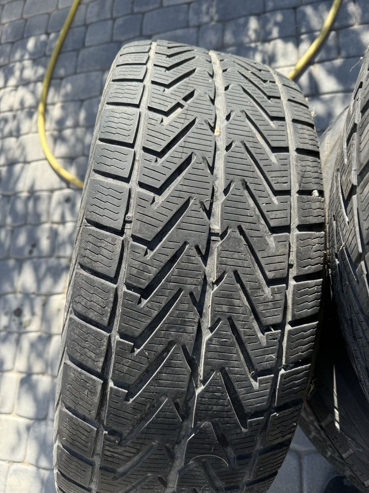 Зимни гуми 255/55/18 Vredestein