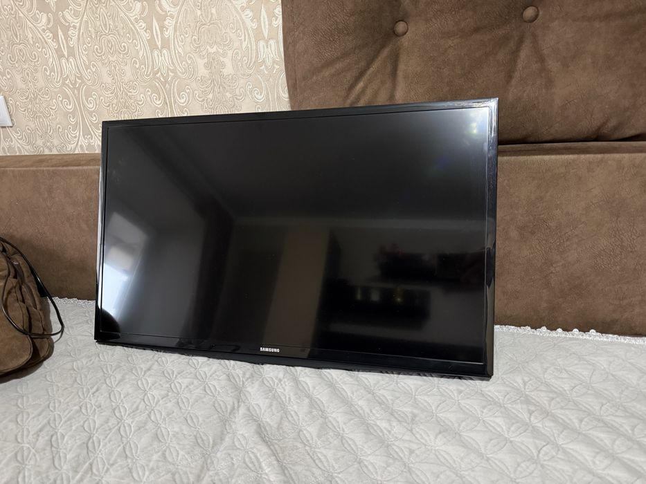 Телевизор Samsung UE32H4000AK + настенное крепление в комплекте