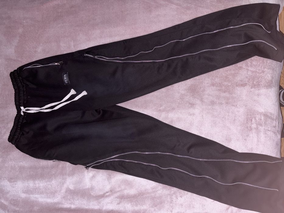 Pantaloni flared cu fermoar