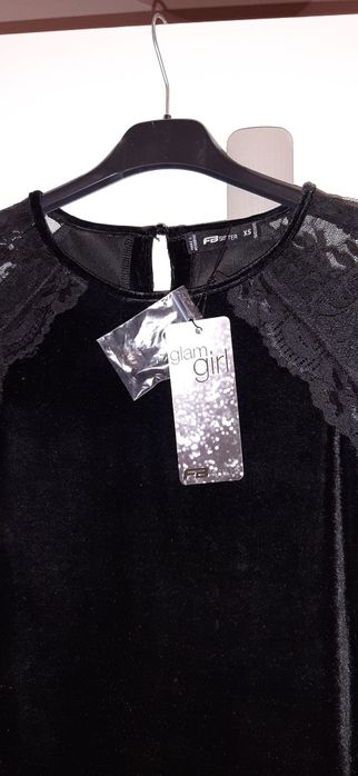 Дамска кадифена рокля с дантелени ръкави