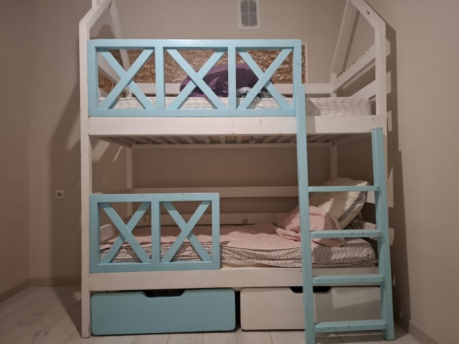 Двухярусная кровать 172/82,дереао,самовывоз,б/у.матрацы в комплекте.