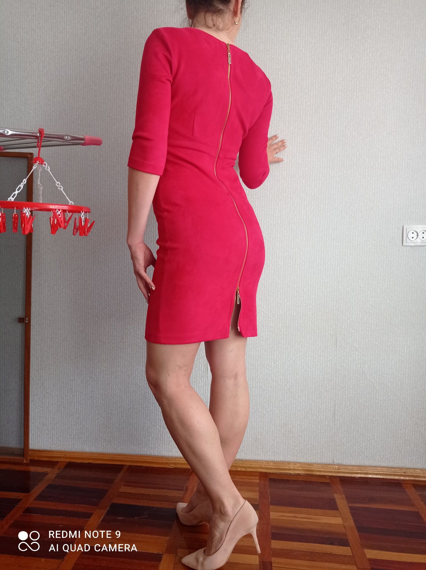 Красивое красное платье с красивым замком по всей длине по спинке