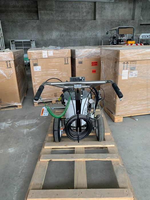 Дорожная разметочная машина Graco в наличии 3350