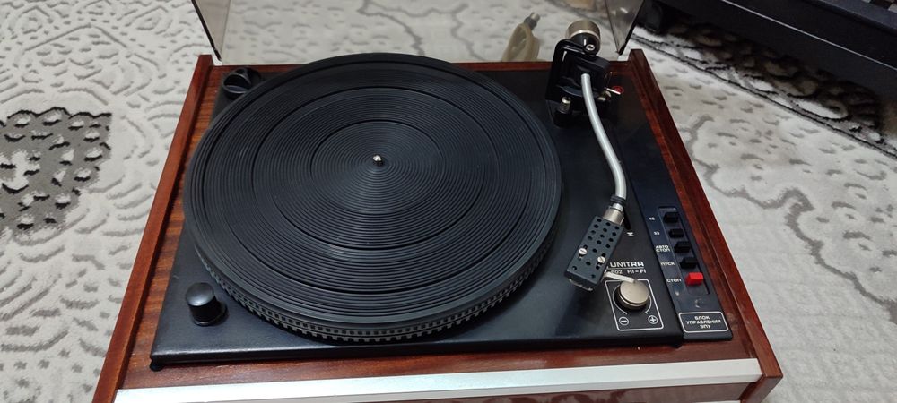 Винтажный проигрыватель и усилитель