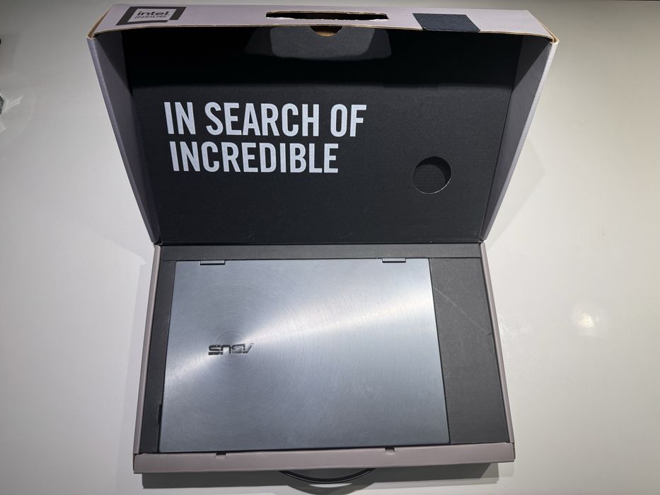 Продавам Asus UX363E /с проблем в дъното/