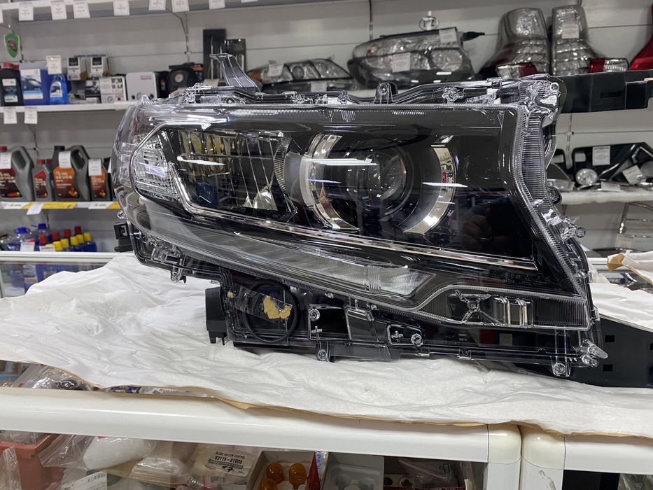 Фара правая (оригинал) Toyota Prado (2017-)