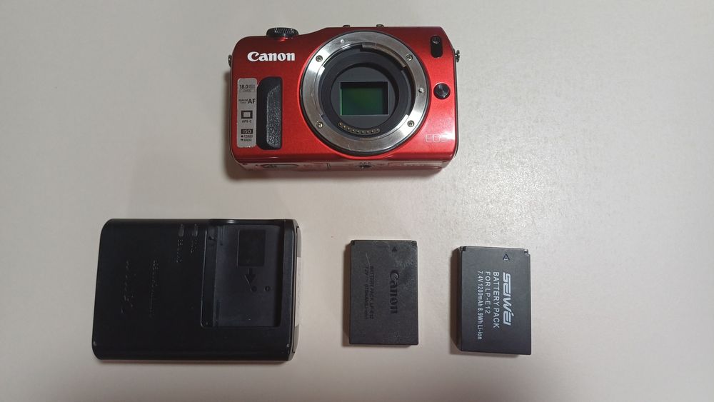 Aparat foto/video mirrorless Canon EOS M