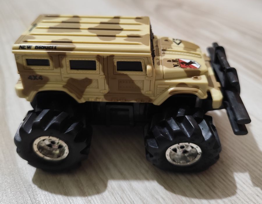 Vând machetă/mașinuță Hammer army