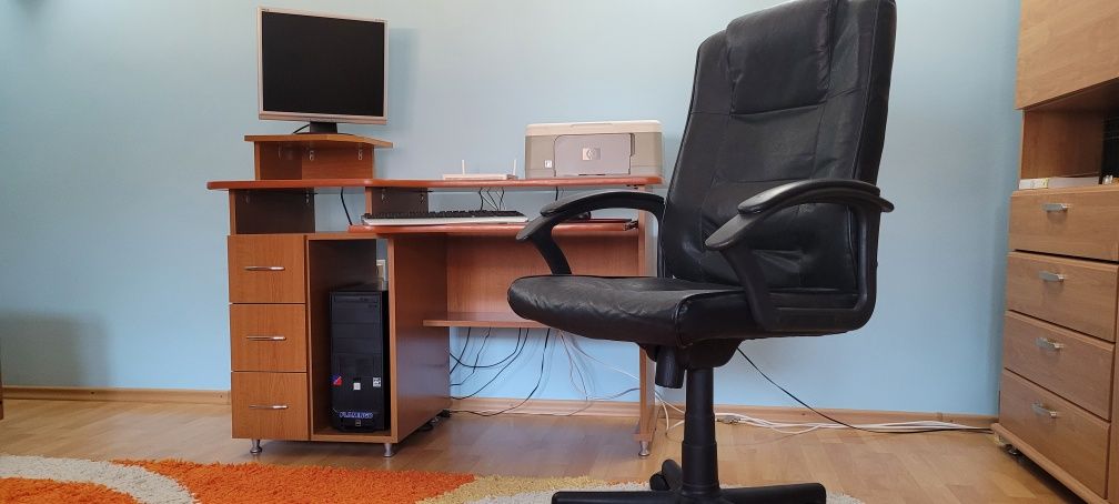 Birou calculator + scaun directoral + monitor +imprimantă