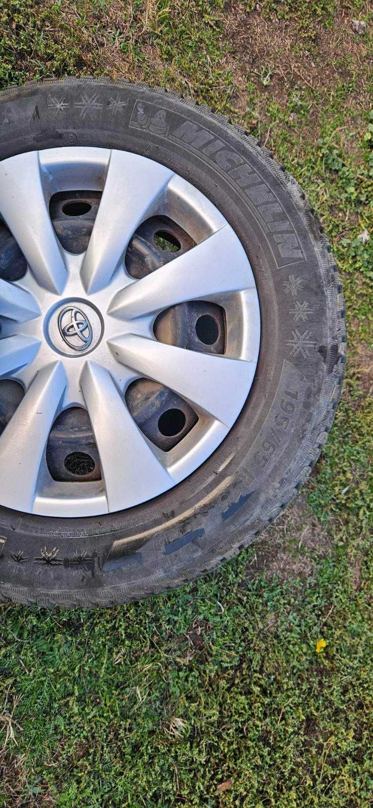 4бр железни джанти, тасове за Тойота  и зимни гуми Michelin 15 цола
