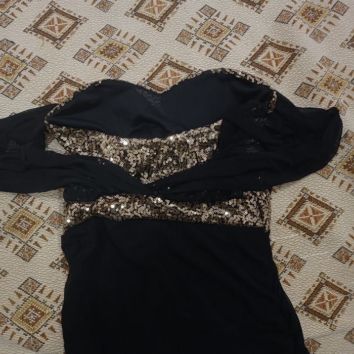 Къса секс рокличка с златисти паети