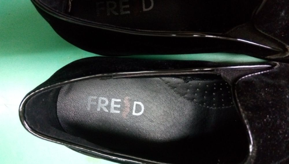 Дамски черни обувки с апликации Fred